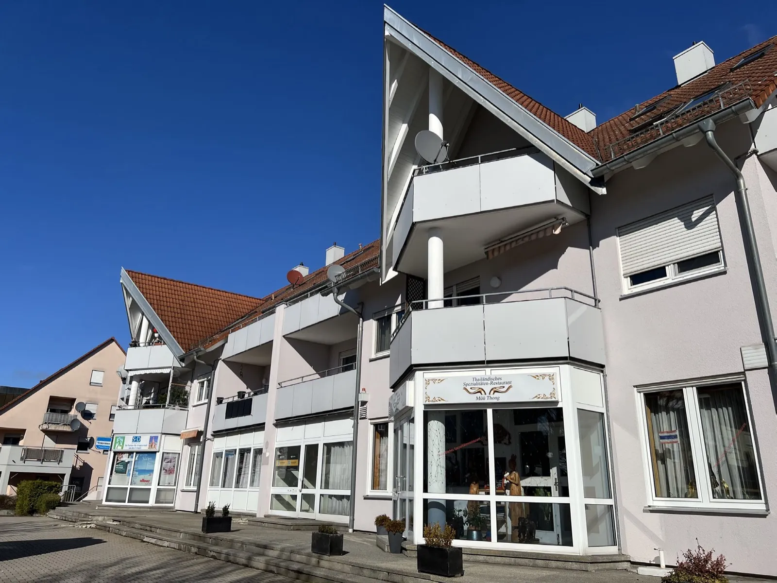 Johann-Sattler-Straße 2 und 4 in Crailsheim, Foto der Fassade mit Balkonen